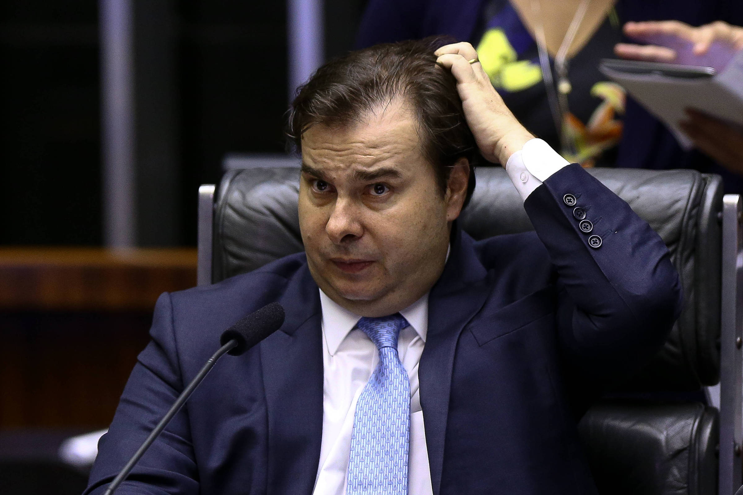 Bolsonaro prepara nova regra de ouro e corte de jornada, diz Maia
